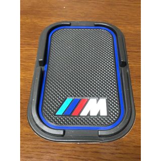 ビーエムダブリュー(BMW)のBMW ノンスリップマット Mロゴ 青 ダッシュボード&リア 滑り止め新品(車種別パーツ)