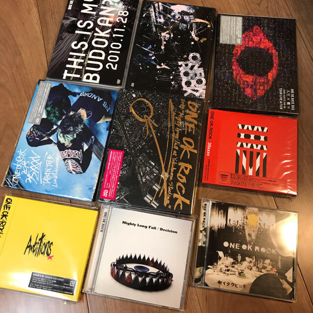 ONE OK ROCK(ワンオクロック)の再断捨離のため値下げ！激レアCD含むOORグッズセットFC本#5追加 エンタメ/ホビーのタレントグッズ(ミュージシャン)の商品写真