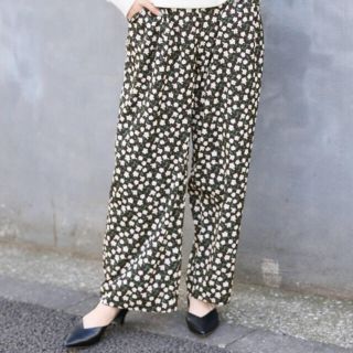 ローリーズファーム(LOWRYS FARM)の【新品】LOWRYS FARM 花柄パンツ(カジュアルパンツ)