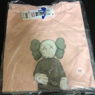 ユニクロ(UNIQLO)のUNIQLO カウズ ユニクロ Ｔシャツ ピンク　新品(Tシャツ/カットソー(半袖/袖なし))