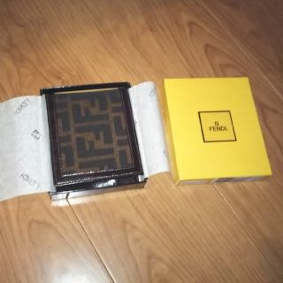 フェンディ(FENDI)の本物 新品未使用 FENDI フェンディ 2つ折り 財布 箱付き ユニセックス♡(折り財布)