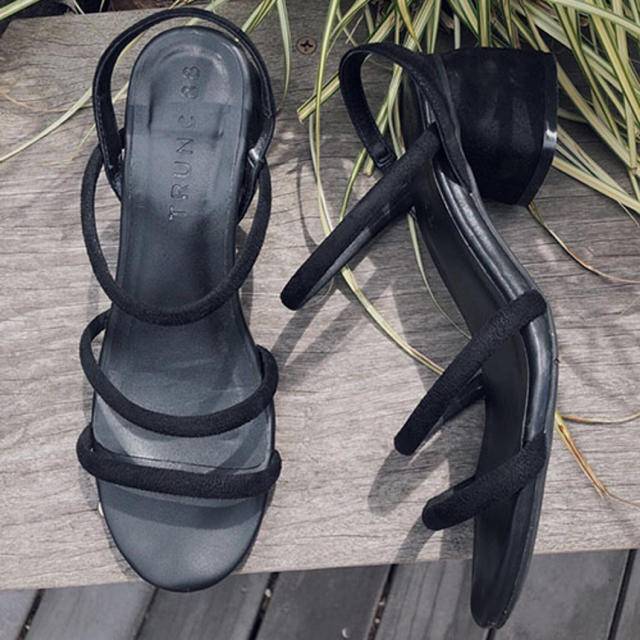 ゆっぴ様専用 TRUNC 88 Tres Strap Sandal  ブラック  レディースの靴/シューズ(サンダル)の商品写真