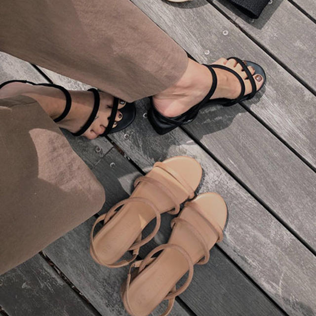 ゆっぴ様専用 TRUNC 88 Tres Strap Sandal  ブラック  レディースの靴/シューズ(サンダル)の商品写真