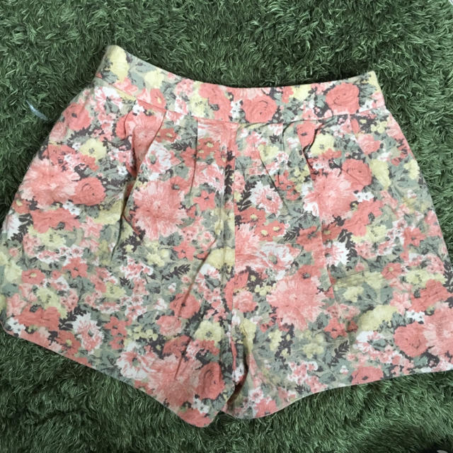 Cartonnage(カルトナージュ)の花柄 ショートパンツ レディースのパンツ(ショートパンツ)の商品写真