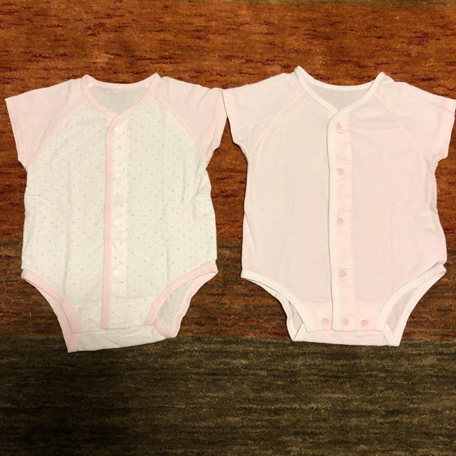 西松屋(ニシマツヤ)のピンク系肌着4枚セット 60㎝　オマケ付 キッズ/ベビー/マタニティのベビー服(~85cm)(肌着/下着)の商品写真