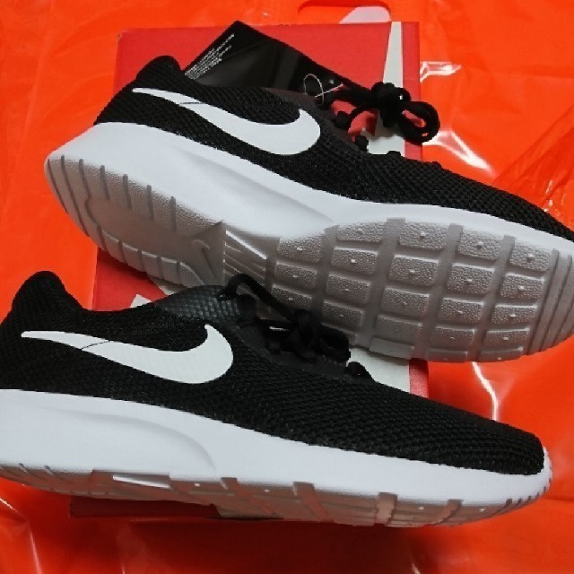 NIKE(ナイキ)の新品 24.0cm ナイキ スニーカー タンジュンレーサー NIKE レディースの靴/シューズ(スニーカー)の商品写真