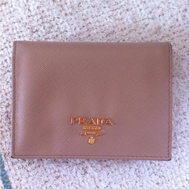 PRADA(プラダ)のPRADA♡ベビーピンク二つ折財布 レディースのファッション小物(財布)の商品写真