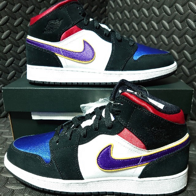 NIKE(ナイキ)のAIR JORDAN 1 MID SE GS レディースの靴/シューズ(スニーカー)の商品写真