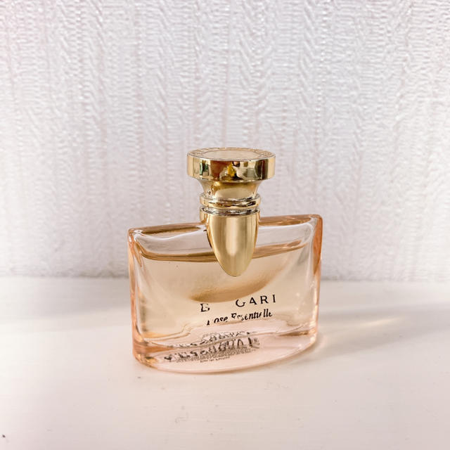 BVLGARI(ブルガリ)のBVLGARI ブルガリ BVLGARI ローズエッセンシャル ミニ香水 コスメ/美容の香水(香水(女性用))の商品写真