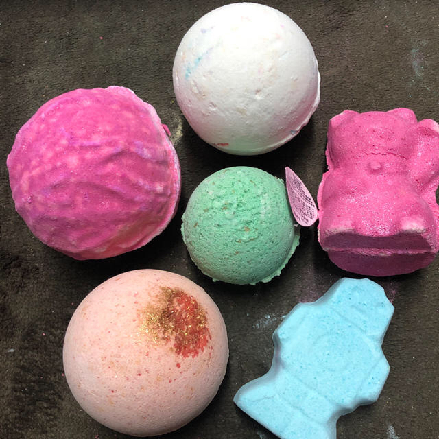 LUSH(ラッシュ)のLUSH  18個 バスボムセット コスメ/美容のボディケア(入浴剤/バスソルト)の商品写真