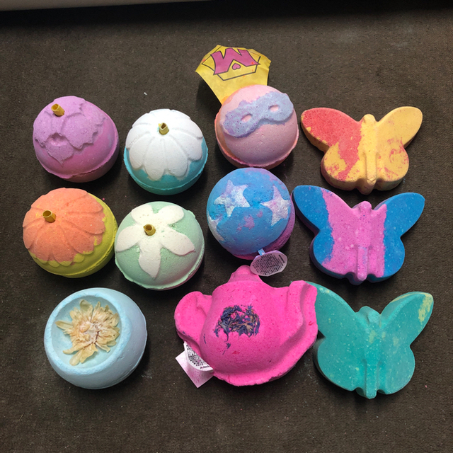 LUSH(ラッシュ)のLUSH  18個 バスボムセット コスメ/美容のボディケア(入浴剤/バスソルト)の商品写真