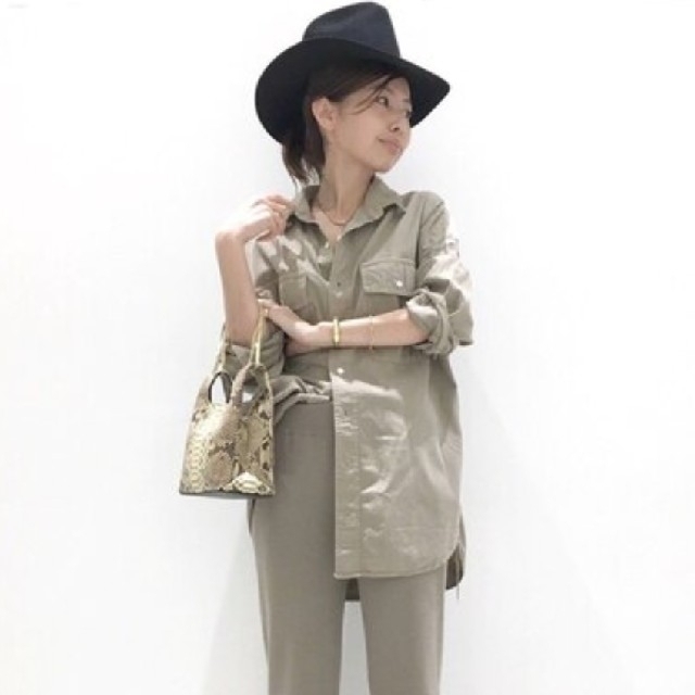 L'Appartement DEUXIEME CLASSE(アパルトモンドゥーズィエムクラス)のアパルトモン
REMI RELIEF CHAMBRAY シャツ/ベージュ レディースのトップス(シャツ/ブラウス(長袖/七分))の商品写真