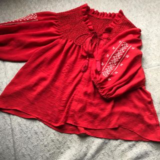 ダブルクローゼット(w closet)の値下げ！！w closet 赤 シフォンブラウス  刺繍  (シャツ/ブラウス(半袖/袖なし))