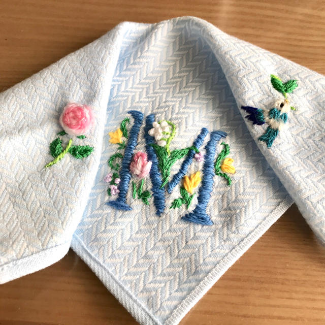 今治タオル(イマバリタオル)の新品今治タオルハンカチ 25×25㎝ 手刺繍 小鳥、薔薇、スズラン、イニシャル レディースのファッション小物(ハンカチ)の商品写真