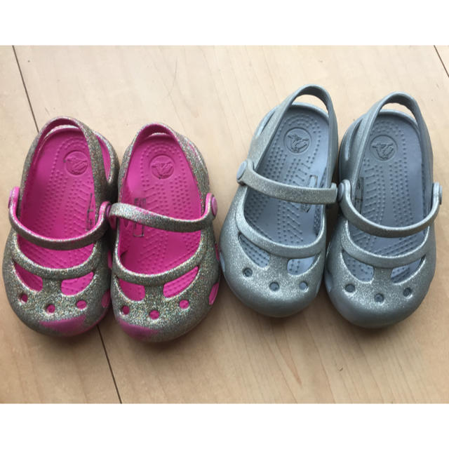 crocs(クロックス)の［お値下げ］クロックス♡2セット♡シルバー ゴールド サンダル キッズ/ベビー/マタニティのベビー靴/シューズ(~14cm)(サンダル)の商品写真