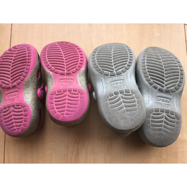 crocs(クロックス)の［お値下げ］クロックス♡2セット♡シルバー ゴールド サンダル キッズ/ベビー/マタニティのベビー靴/シューズ(~14cm)(サンダル)の商品写真