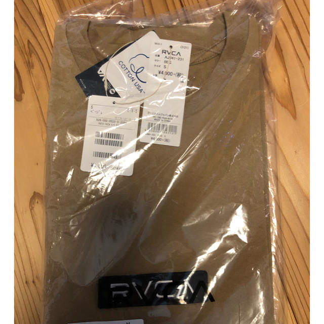 RVCA(ルーカ)のRVCA パッチロゴT ベージュ  Sサイズ メンズのトップス(Tシャツ/カットソー(半袖/袖なし))の商品写真