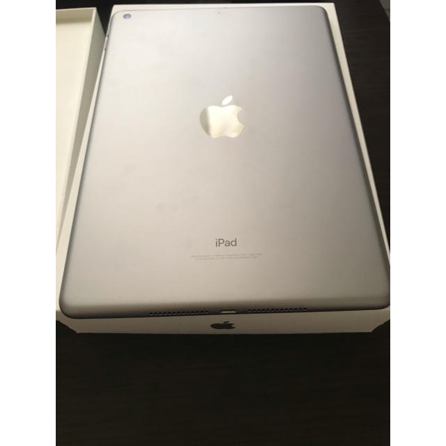 Apple(アップル)のiPad 6th & キーボード機能付きカバーセット スマホ/家電/カメラのPC/タブレット(タブレット)の商品写真