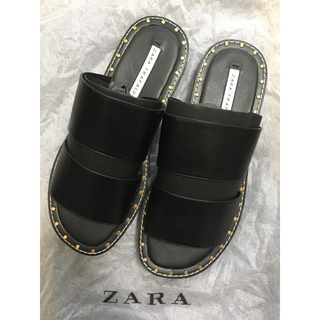 ZARA(ザラ)の6/18削除 ZARA スタッズつきフラットサンダル 37 レディースの靴/シューズ(サンダル)の商品写真