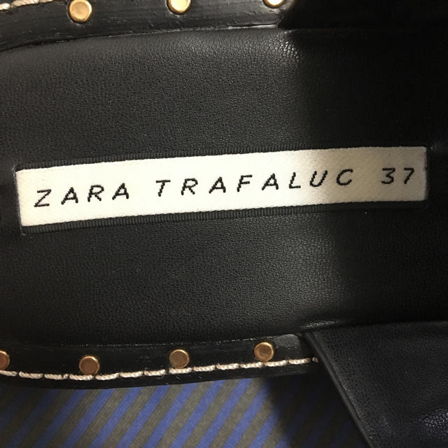 ZARA(ザラ)の6/18削除 ZARA スタッズつきフラットサンダル 37 レディースの靴/シューズ(サンダル)の商品写真