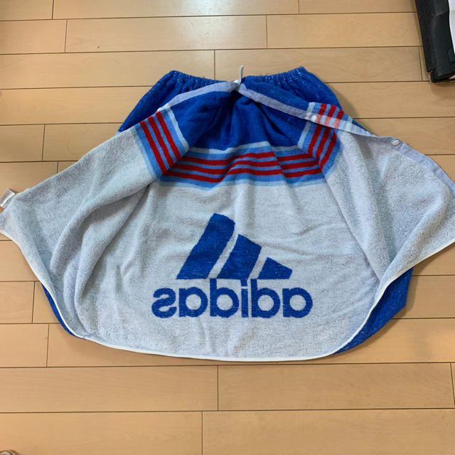 adidas(アディダス)のプール用バスタオル縦55センチ キッズ/ベビー/マタニティのこども用ファッション小物(その他)の商品写真