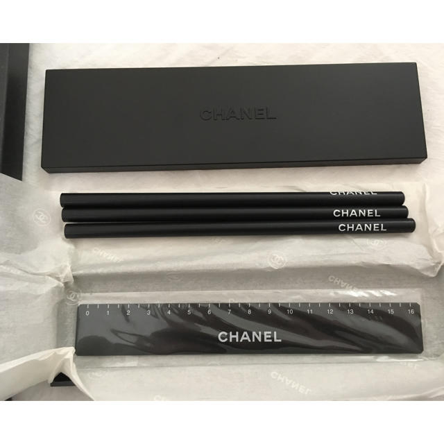 CHANEL(シャネル)のシャネル ノベルティ えんぴつ 定規 ペンケース エンタメ/ホビーのコレクション(ノベルティグッズ)の商品写真