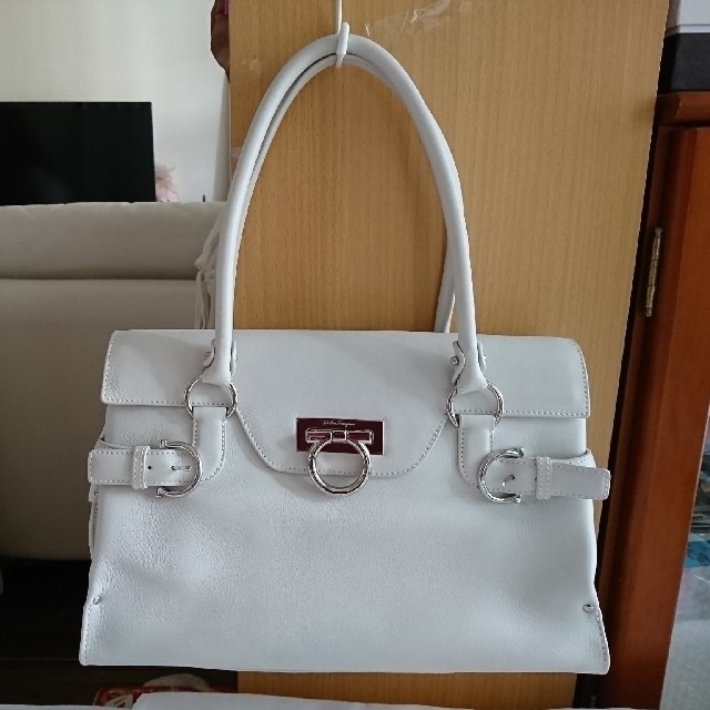 Salvatore Ferragamo(サルヴァトーレフェラガモ)の【超美品】Salvatore Ferragamo ショルダーバッグ 白 レディースのバッグ(ショルダーバッグ)の商品写真