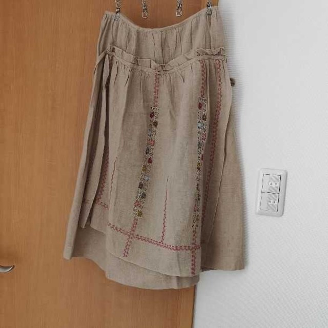 nest Robe(ネストローブ)のネセセア 刺繍リネンスカート エプロン　ミモレ　新品　ミナペルホネン　08mab レディースのスカート(ロングスカート)の商品写真