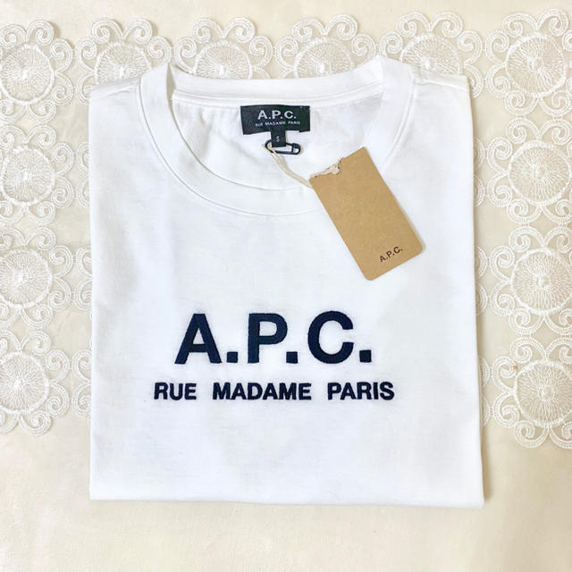 A.P.C(アーペーセー)の新品未使用 Sサイズ APC ロゴ刺繍 Tシャツ レディースのトップス(Tシャツ(半袖/袖なし))の商品写真