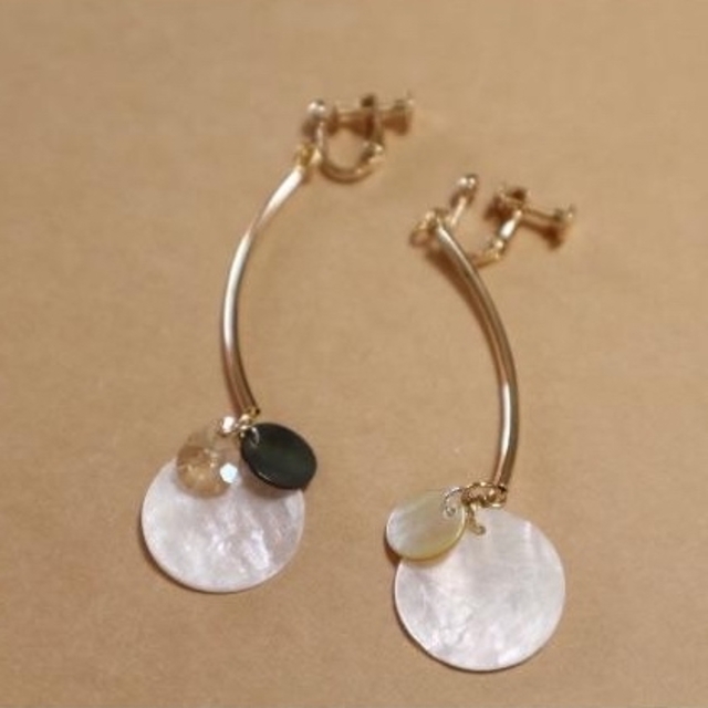 mystic(ミスティック)のwhite moon earrings レディースのアクセサリー(イヤリング)の商品写真