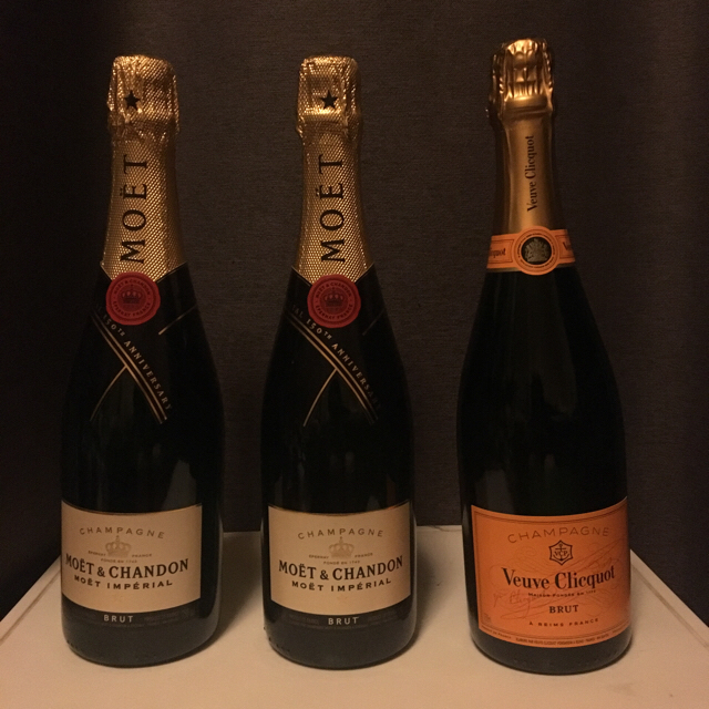 MOËT & CHANDON(モエエシャンドン)のモエシャンドン×2 ヴーヴ・クリコ  750ml 新品セット 食品/飲料/酒の酒(シャンパン/スパークリングワイン)の商品写真