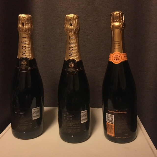 MOËT & CHANDON(モエエシャンドン)のモエシャンドン×2 ヴーヴ・クリコ  750ml 新品セット 食品/飲料/酒の酒(シャンパン/スパークリングワイン)の商品写真