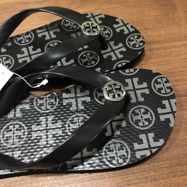 Tory Burch(トリーバーチ)のトリーバーチ ビーチサンダル 黒 シルバー レディースの靴/シューズ(ビーチサンダル)の商品写真