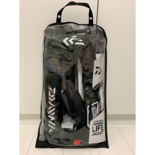 ダイワ(DAIWA)のダイワ　ＤＦ‐２００７ ライフジャケット グリーンカモ　桜マークＡ  新品未使用(ウエア)