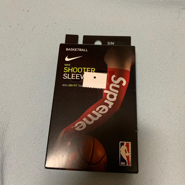 Supreme(シュプリーム)のNike supreme shooter sleeves アームカバー スポーツ/アウトドアのスポーツ/アウトドア その他(バスケットボール)の商品写真