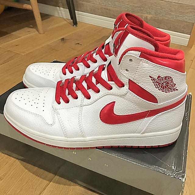 NIKE(ナイキ)のNIKE AIR JORDAN 1 RETRO HI  メタリックレッド メンズの靴/シューズ(スニーカー)の商品写真