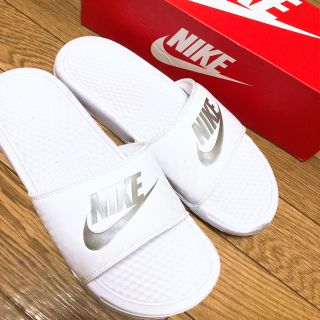 ナイキ(NIKE)の【NIKE】ベナッシ 白 26.0cm (1度だけ使用)(サンダル)