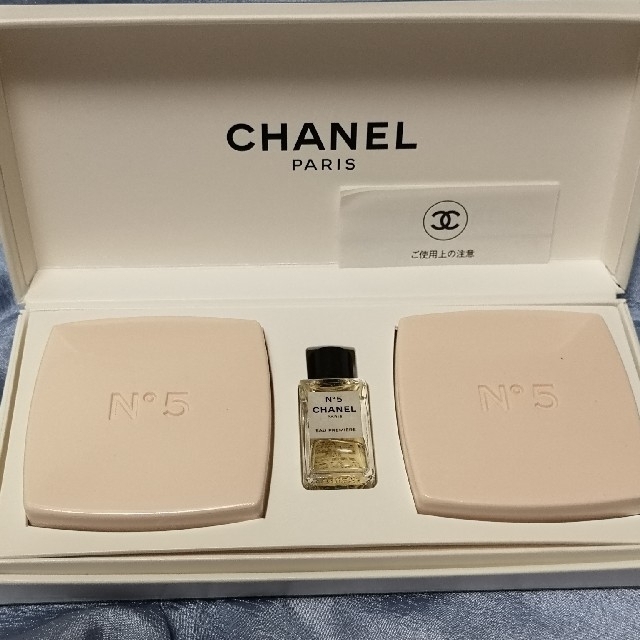 CHANEL(シャネル)のCHANEL No5 サヴォン&パルファム4ml コスメ/美容のボディケア(ボディソープ/石鹸)の商品写真