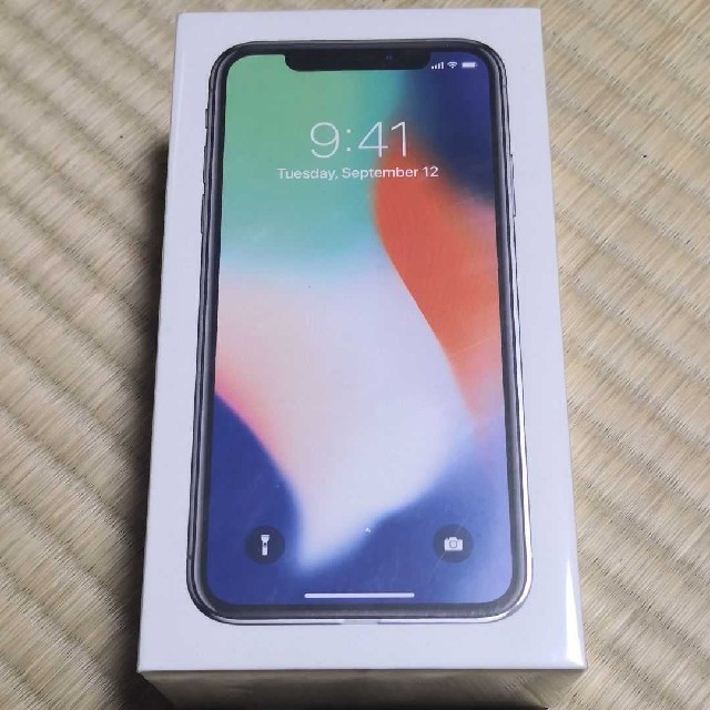 Apple(アップル)のiPhone X Silver 64 GB docomo スマホ/家電/カメラのスマートフォン/携帯電話(スマートフォン本体)の商品写真