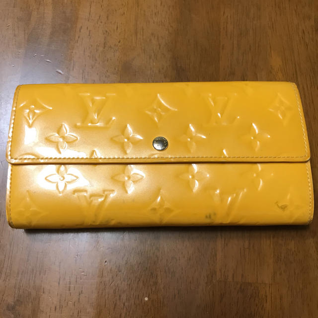 LOUIS VUITTON(ルイヴィトン)の【中古】ルイ ヴィトン ポルトフォイユ サラ ヴェルニ ジョーヌパッション レディースのファッション小物(財布)の商品写真