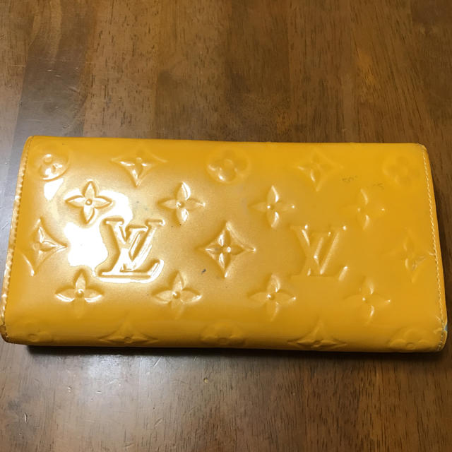 LOUIS VUITTON(ルイヴィトン)の【中古】ルイ ヴィトン ポルトフォイユ サラ ヴェルニ ジョーヌパッション レディースのファッション小物(財布)の商品写真