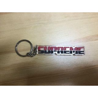 シュプリーム(Supreme)のSupreme Embossed Keychain キーホルダー　１７aw(キーホルダー)