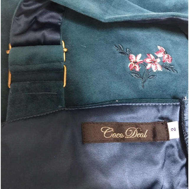 COCO DEAL(ココディール)のココディール  ビスチェ スカート グリーン 小花 刺繍 ベロア セットアップ レディースのスカート(ひざ丈スカート)の商品写真