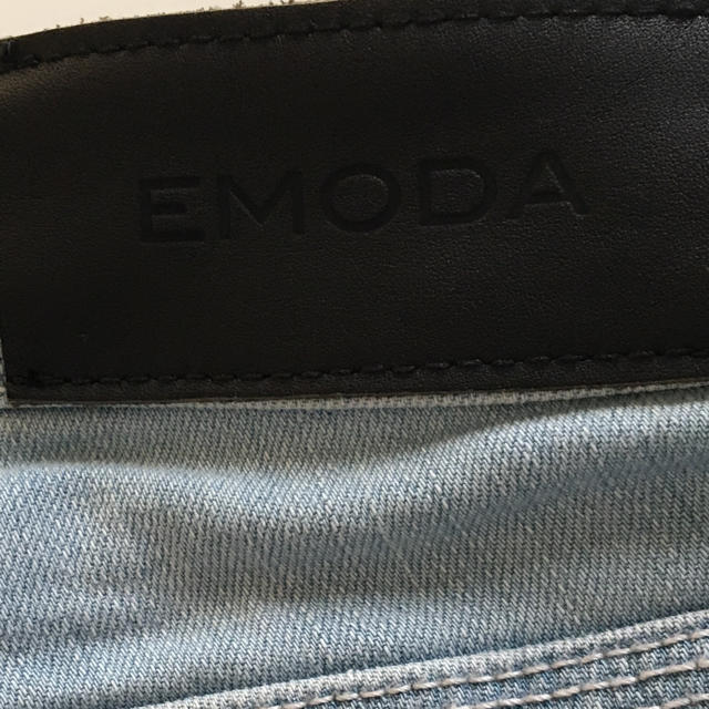 EMODA(エモダ)のEMODAダメージジーンズ レディースのパンツ(デニム/ジーンズ)の商品写真