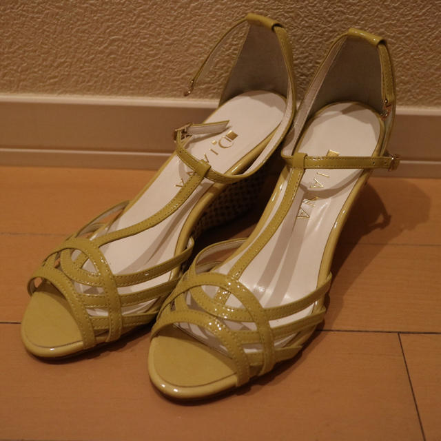 DIANA(ダイアナ)のDiana エナメルサンダル レディースの靴/シューズ(サンダル)の商品写真