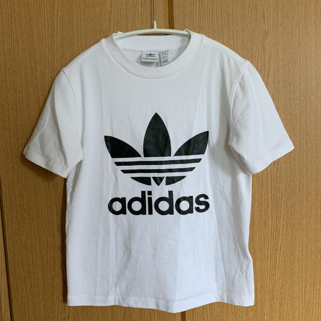 adidas(アディダス)の【新品未使用】adidas レディースTシャツ レディースのトップス(Tシャツ(半袖/袖なし))の商品写真