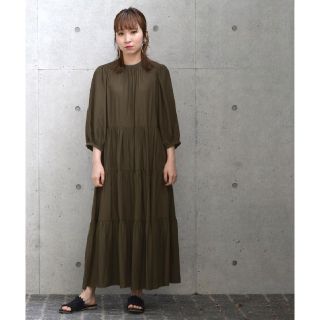 ダブルクローゼット(w closet)のしぼり加工サテンパフスリーブティアードワンピース カーキ(ロングワンピース/マキシワンピース)