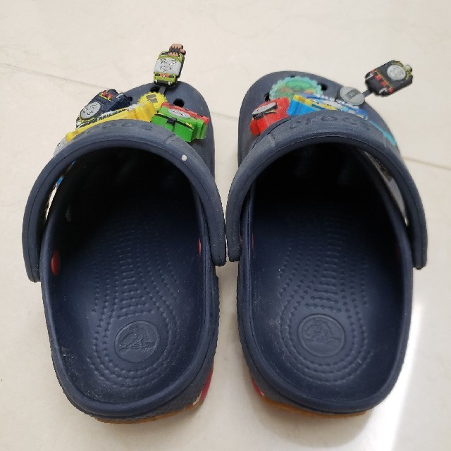 crocs(クロックス)のクロックス飾りのみ10点 キッズ/ベビー/マタニティのキッズ靴/シューズ(15cm~)(サンダル)の商品写真