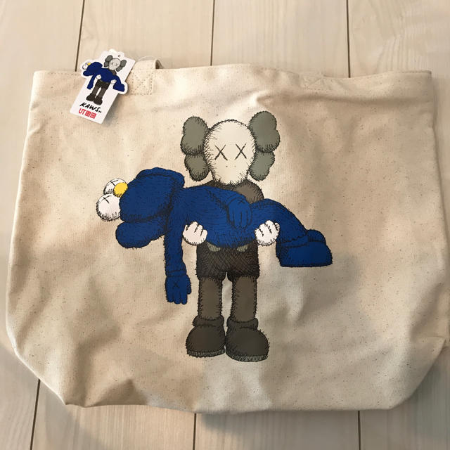 UNIQLO(ユニクロ)のKAWS トートバッグ メンズのバッグ(トートバッグ)の商品写真