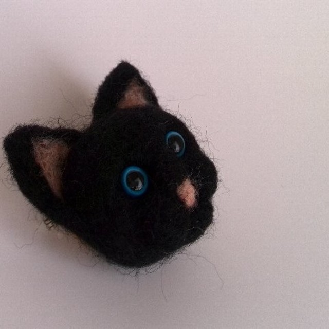 羊毛フェルトの黒猫ブローチ ハンドメイドのアクセサリー(コサージュ/ブローチ)の商品写真